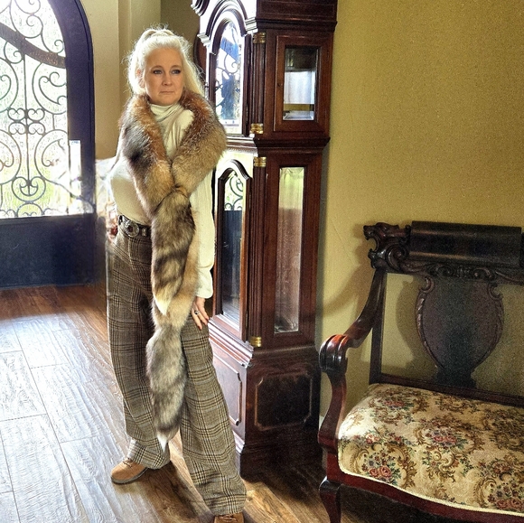 Crystal Fox Fur Boa Wrap in Original Box - Picture 4 of 17